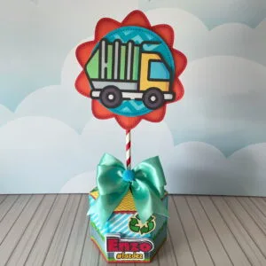 Centro de Mesa Caminhão de Lixo - Arquivo Digital 21 Topo de bolo personalizado com tema de caminhão de lixo colorido sobre fundo de nuvens