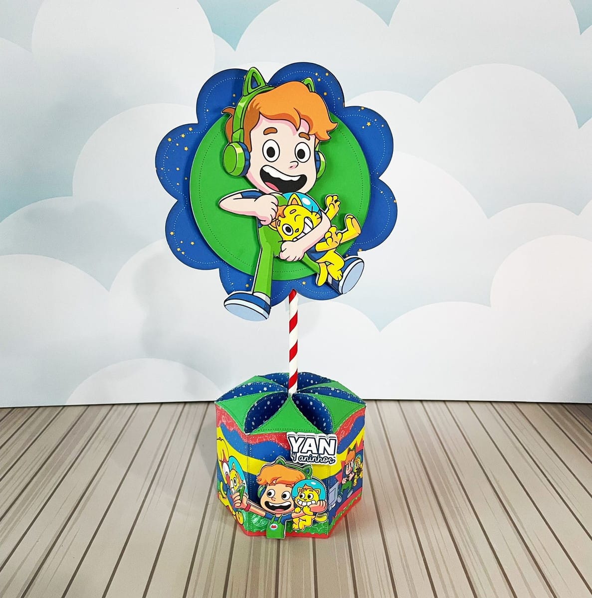 Centro de Mesa Gato Galáctico em PDF e Studio 1 Arte de personagem infantil com fone de ouvido e criatura amarela em centro de mesa.
