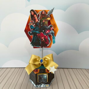 Enfeite de festa com personagens de super-heróis em cima de uma caixa decorada.