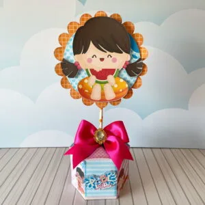 Topo de bolo com desenho de menina com melancia e laço rosa grande.