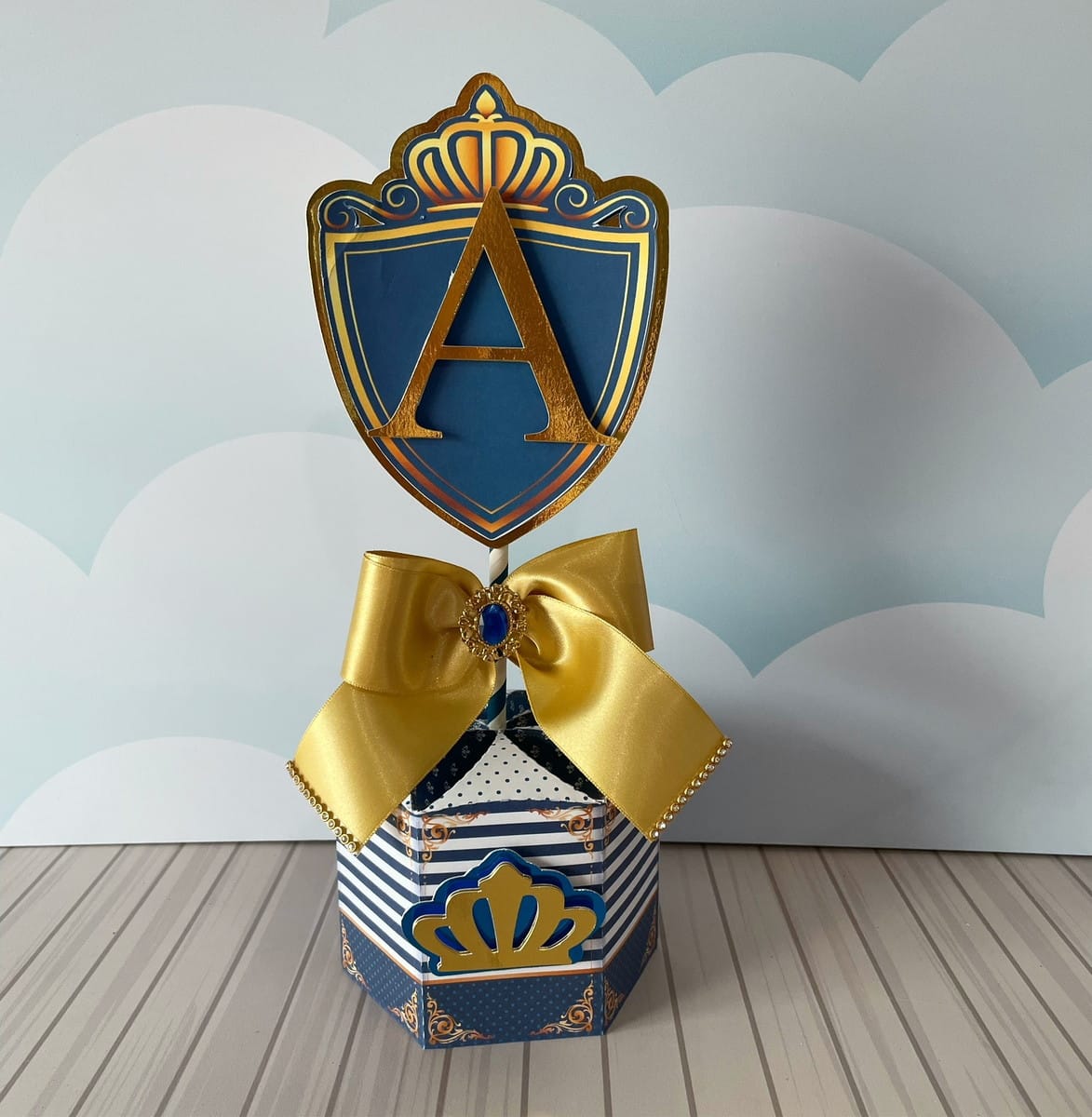 Centro de Mesa Realeza Menino em PDF e Studio 1 Design de decoração real azul e dourada com inicial A.