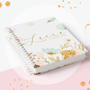 Caderno espiral com capa decorada por flores aquareladas e detalhes em dourado brilhante.