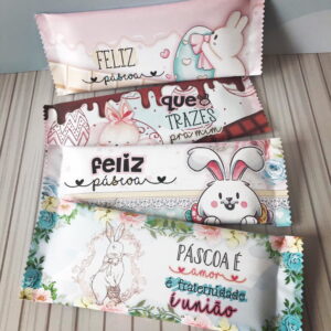 Quatro embalagens de chocolate com estampas temáticas de Páscoa exibindo coelhos e mensagens festivas.