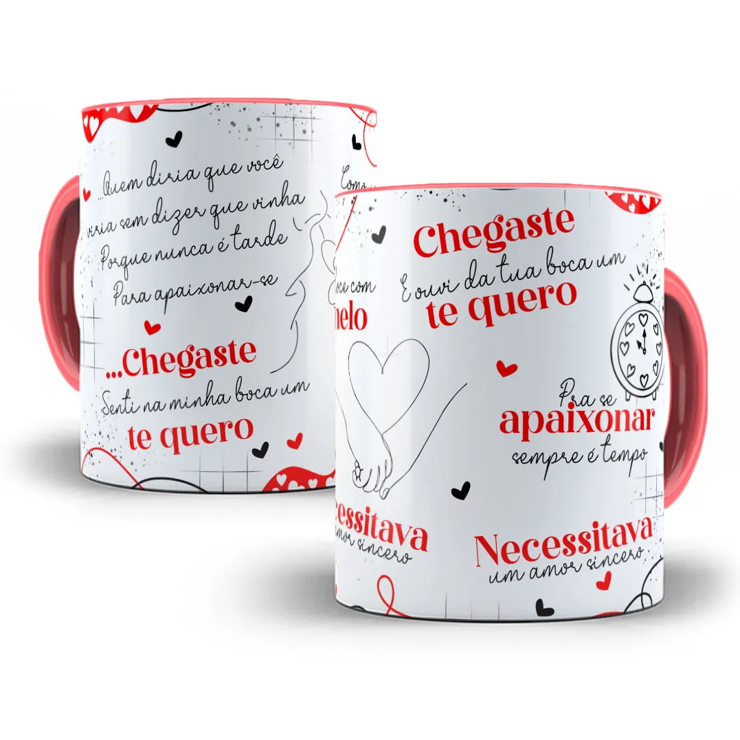 Estampa Caneca Chegaste Dia dos Namorados Roberto Carlos 4 Duas canecas brancas estampadas com frases românticas, corações e detalhes em vermelho.