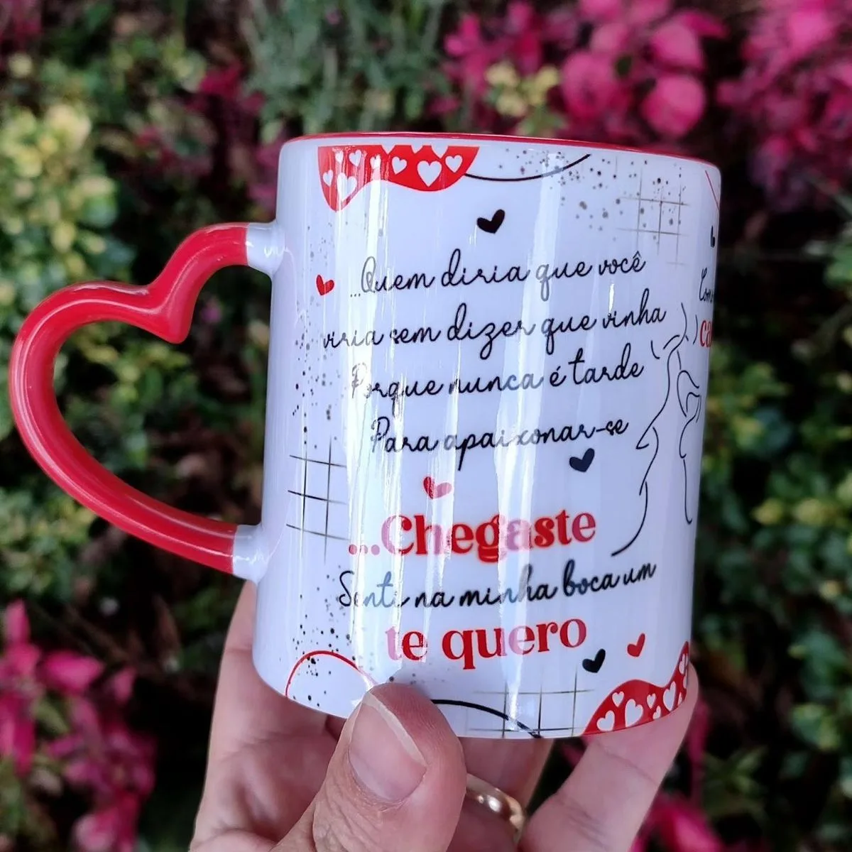 Estampa Caneca Chegaste Dia dos Namorados Roberto Carlos 1 Caneca branca com alça em formato de coração e frase romântica estampada.