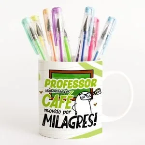 Estampa Caneca Flork Professor Alimentado Por Café Png 25 Caneca branca estampada com canetas coloridas dentro sobre fundo branco.