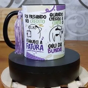 Caneca branca estampada com desenhos e textos divertidos, decorada com um pingente roxo.