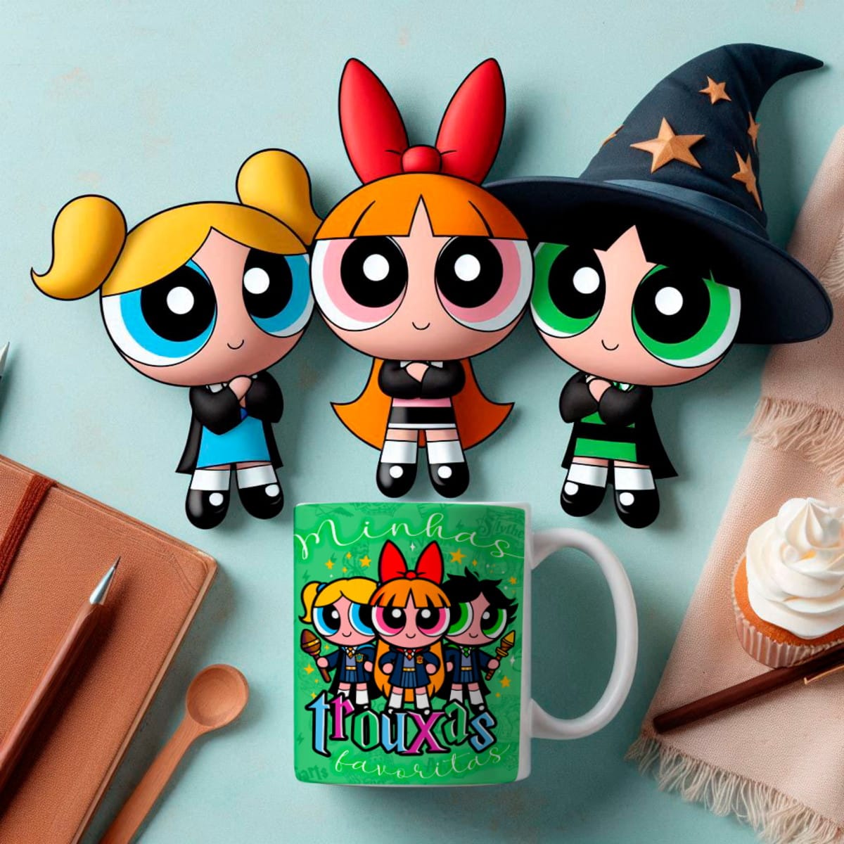 Estampa Meninas Super Poderosas Bruxinhas para Caneca PNG 2 Três personagens de desenho e uma caneca verde com ilustrações temáticas.
