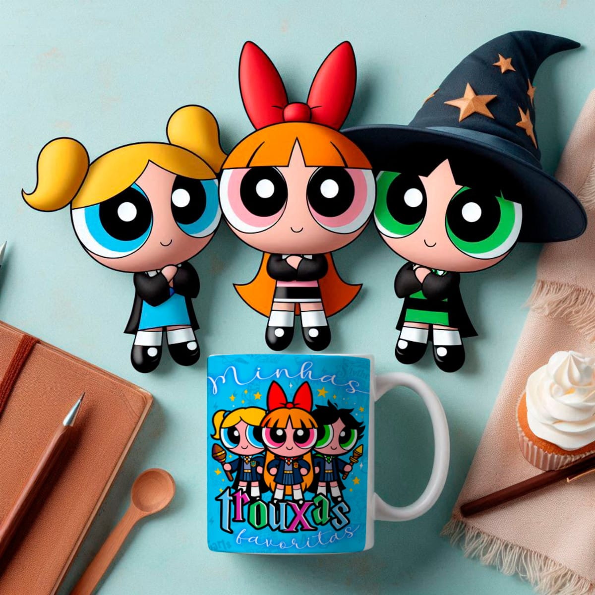 Estampa Meninas Super Poderosas Bruxinhas para Caneca PNG 5 Três personagens de desenho animado com caneca personalizada em fundo claro com objetos diversos.