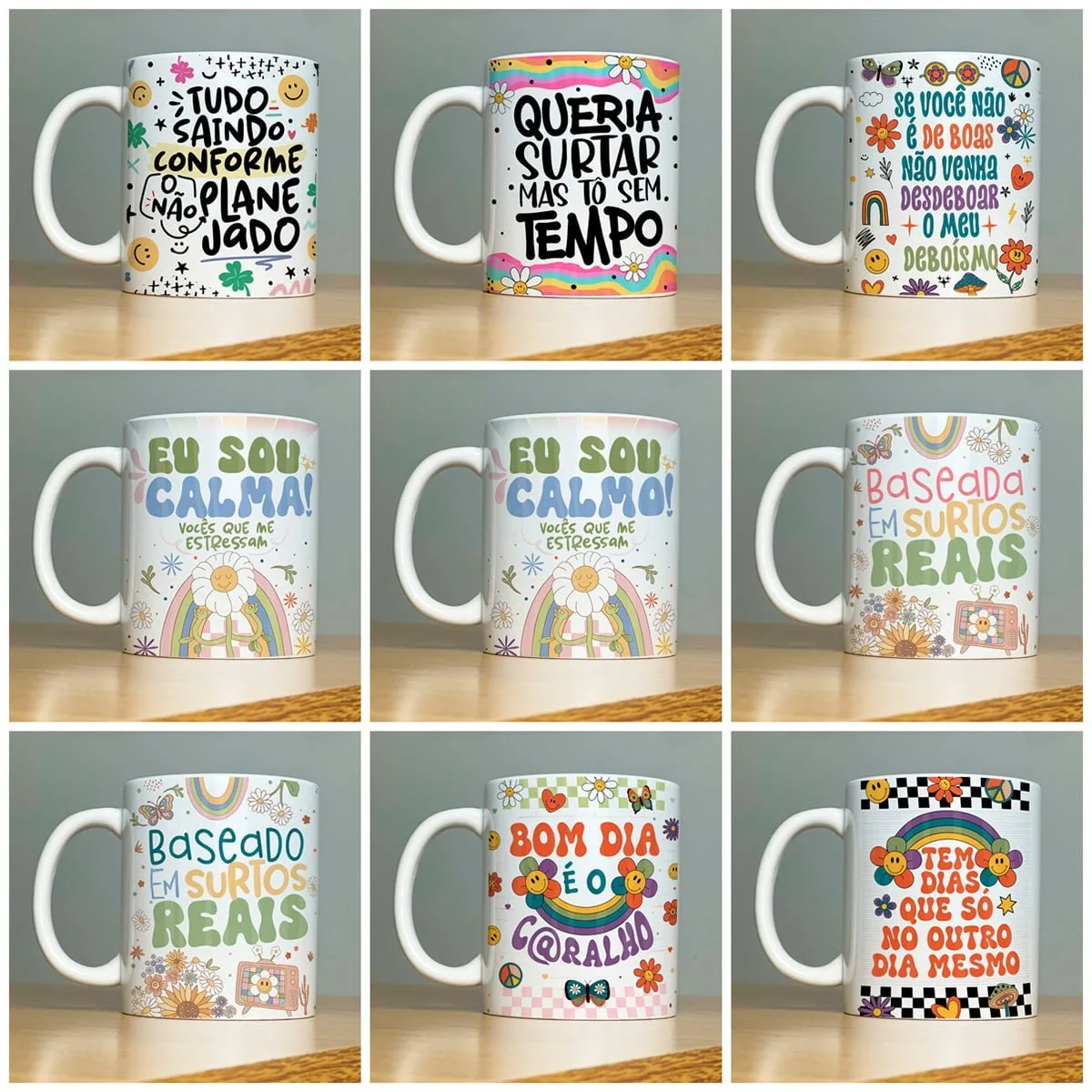Nove canecas de cerâmica branca com frases e ilustrações coloridas sobre fundo amadeirado.