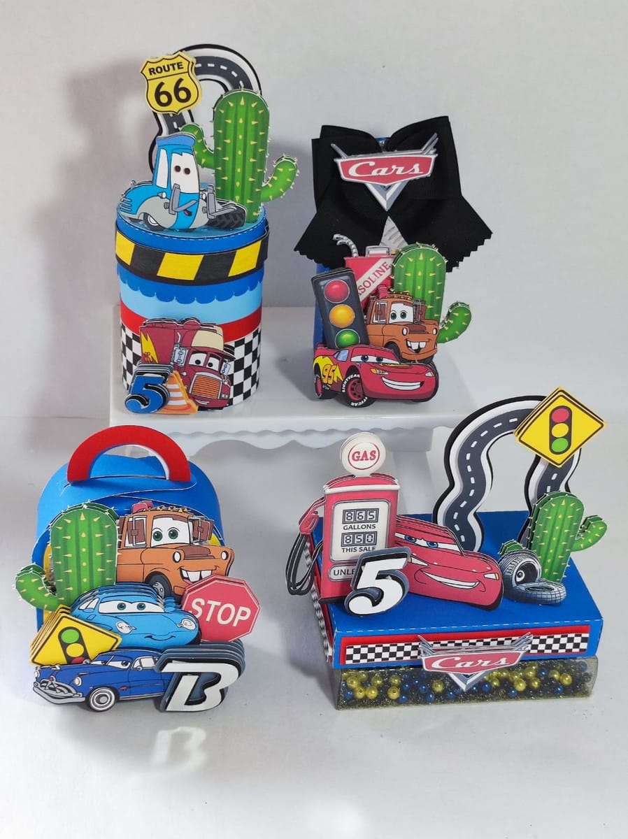 Kit Digital Festa Carros Luxo em Studio e PDF 2 Quatro caixas de lembrancinhas de festa com tema de veículos, estradas e cactos.