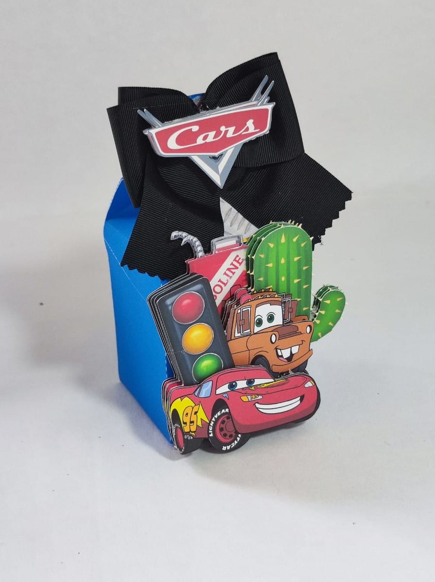 Kit Digital Festa Carros Luxo em Studio e PDF 3 Arte digital para festa com veículos, semáforo, cacto e laço decorativo.