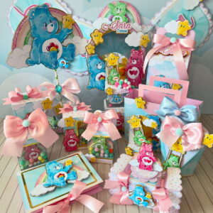 Conjunto de lembrancinhas decoradas com ursinhos coloridos, nuvens e arco-íris festivos.