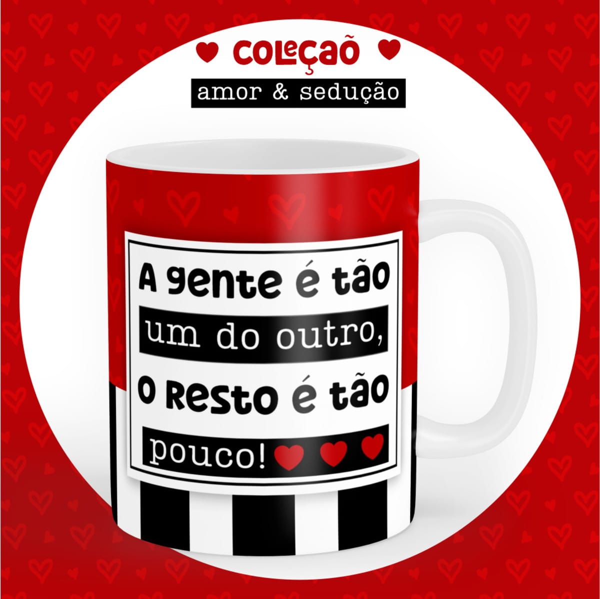 Kit 10 Artes para Canecas Dia dos Namorados Sublimação 3 Caneca branca com estampa romântica de corações, frases motivacionais e fundo listrado em preto.
