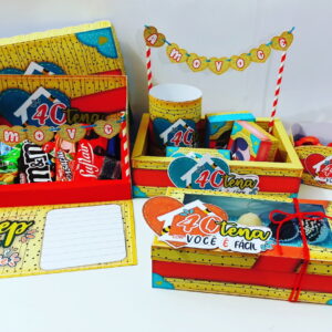 Kit de festas personalizado com caixas coloridas doces e mensagens sobre aniversário