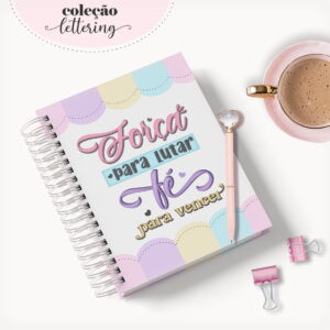 Caderno espiral colorido com frase escrita na capa e caneca com café ao lado