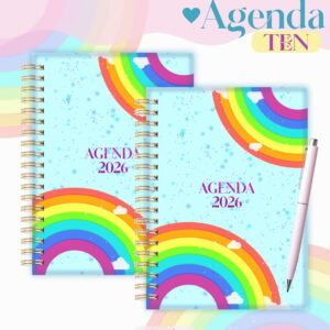 Duas agendas digitais de 2026 com capa azul clara, arco-íris, estrelas e uma caneta rosa.