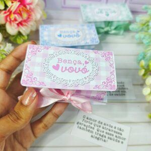 Design digital de caixas de presente para avós, em tons rosa, azul e verde.