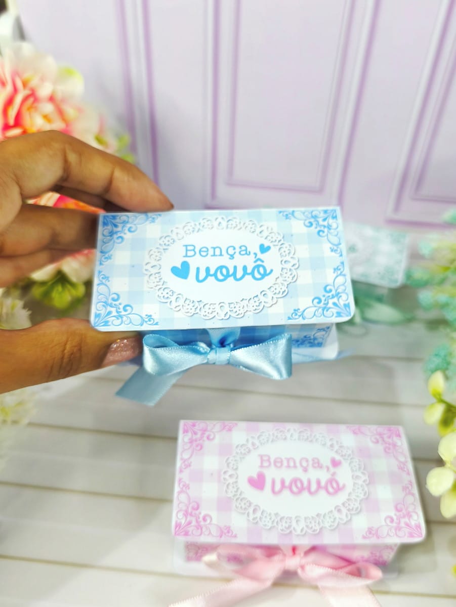 Kit Caixa de Benção Avós em PNG e DXF para Recorte 5 Duas caixinhas decorativas digitais, azul e rosa, com laços e a frase "Bença, vovô/vovó".