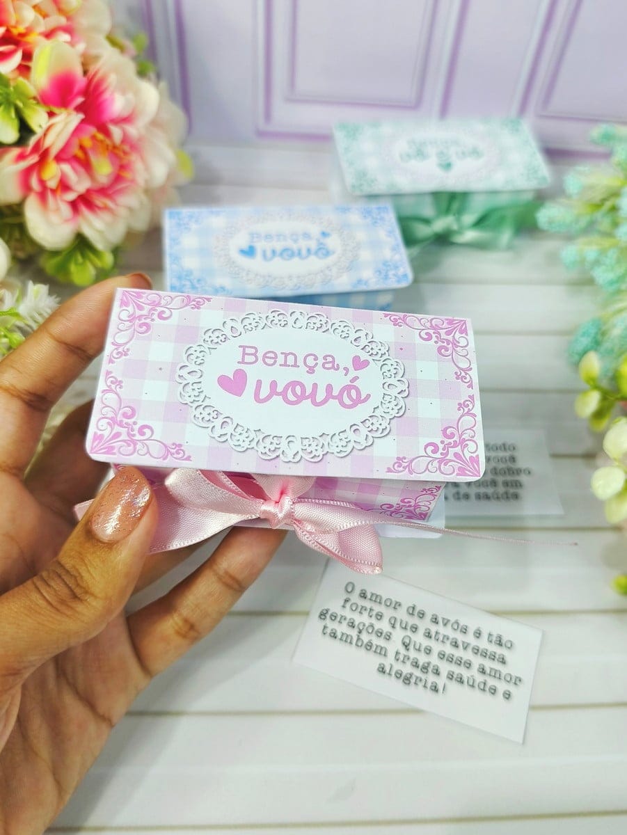 Kit Caixa de Benção Avós em PNG e DXF para Recorte 1 Design digital de caixas de presente para avós, em tons rosa, azul e verde.