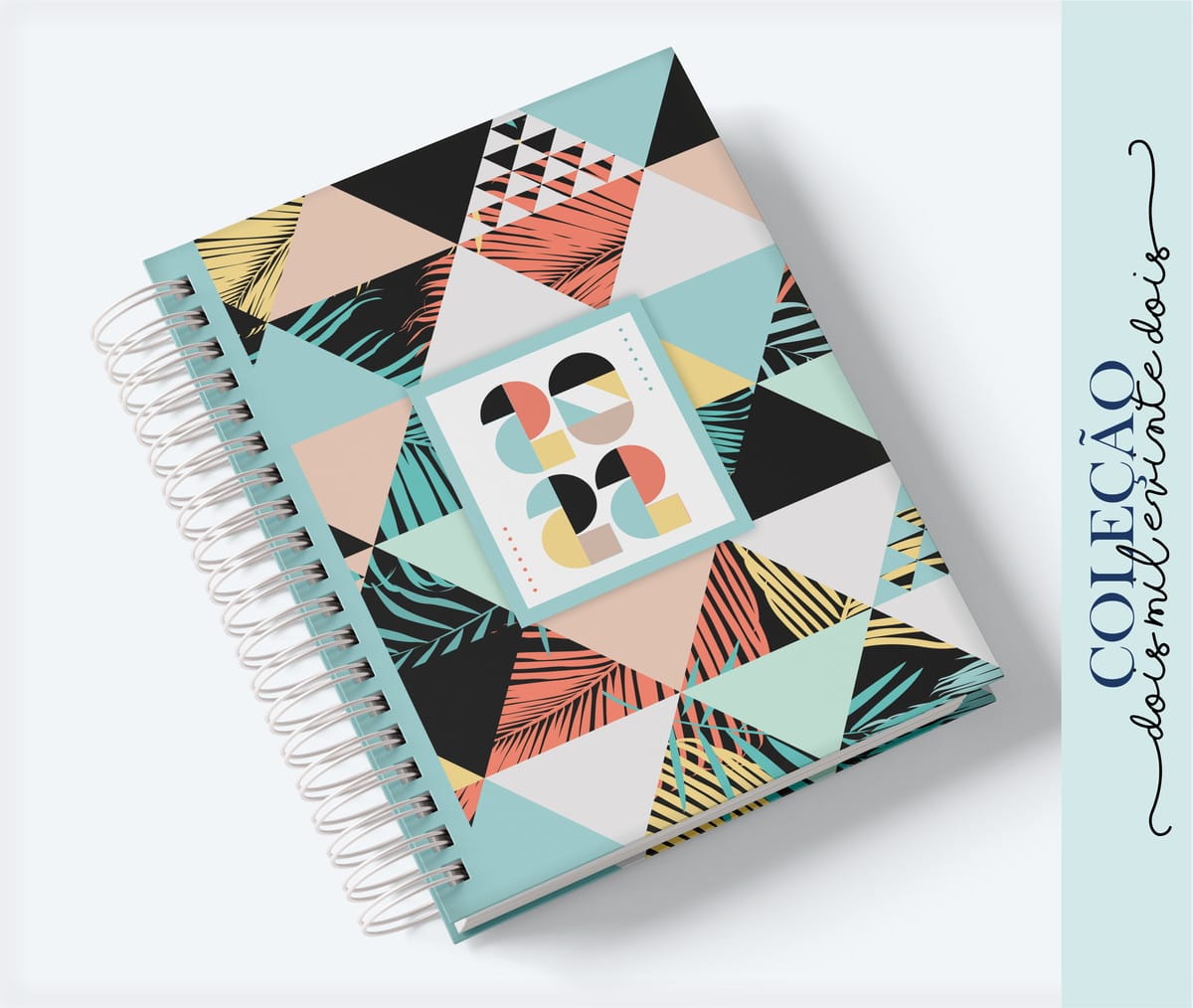 Kit de Capas de Agenda Feminina em PNG e PDF 2 Caderno espiral com estampa geométrica colorida e o número 2022 centralizado na capa.