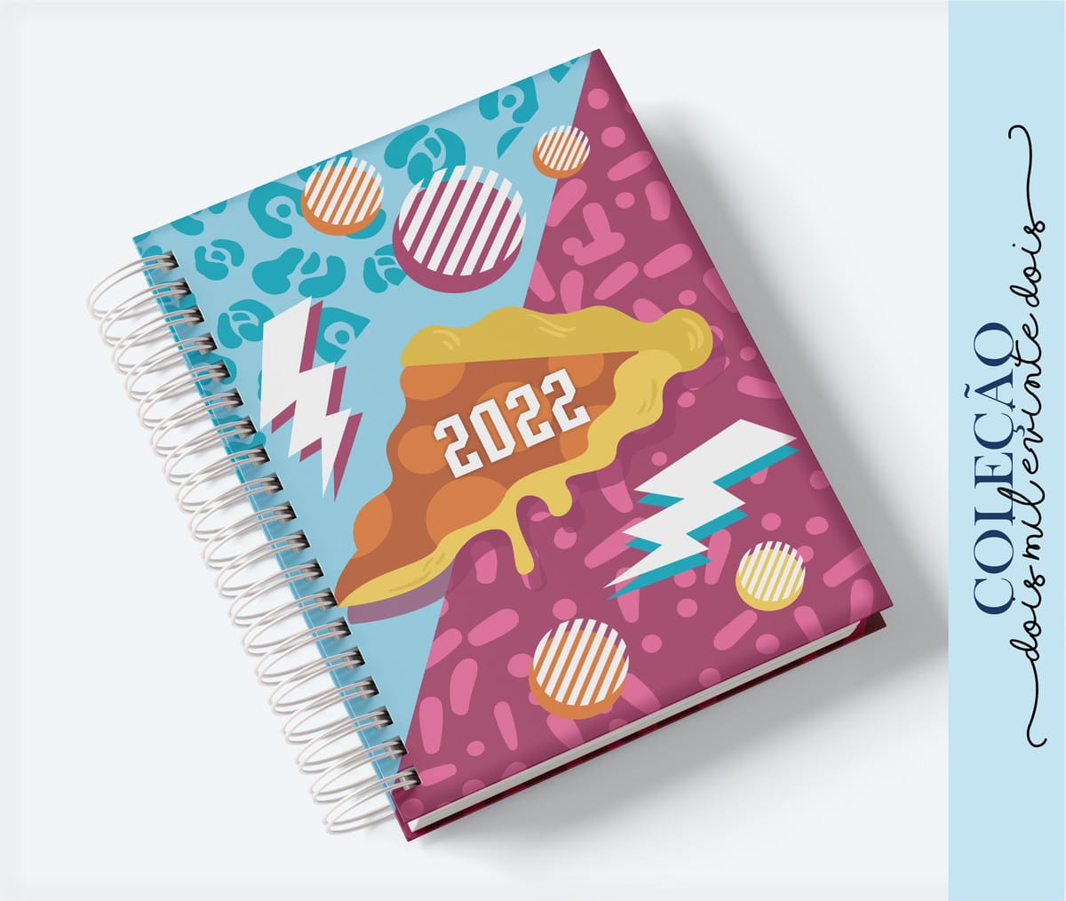 Kit de Capas de Agenda Feminina em PNG e PDF 4 Caderno espiral com estampa colorida contendo fatia de pizza e figuras geométricas em fundo.