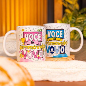 Duas canecas brancas com as frases "Você foi promovida a Vovó" e "Você foi promovido a Vovô".