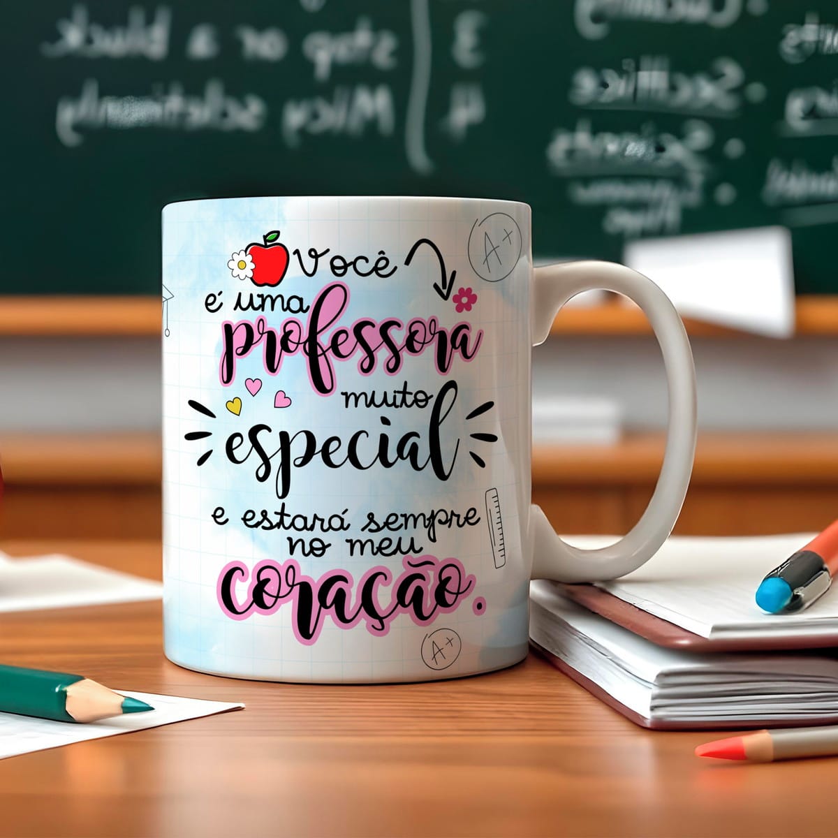 Kit de Sublimação Dia dos Professores com 40 Artes 2 Caneca branca com frase carinhosa para professora e desenhos de maçã e corações.