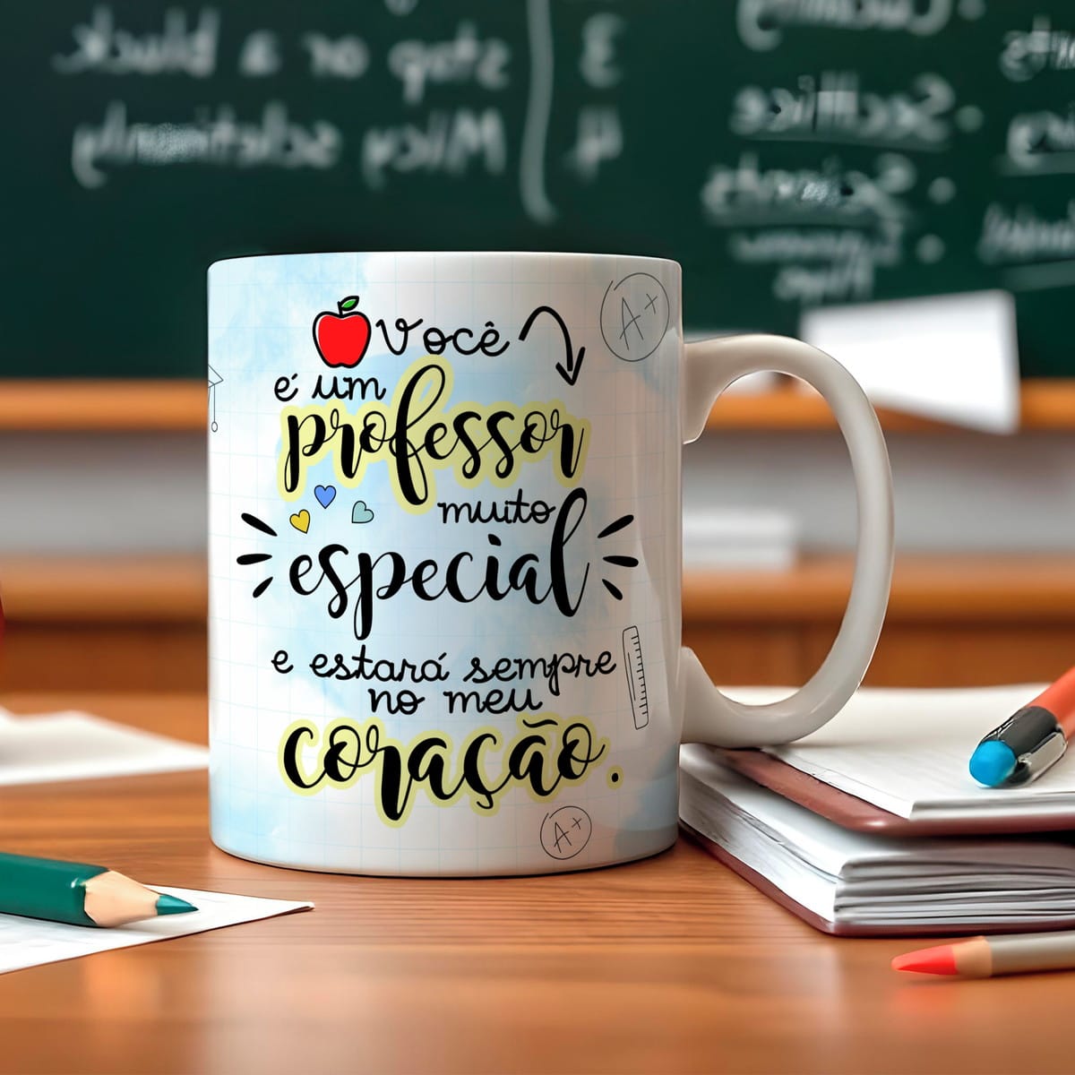 Kit de Sublimação Dia dos Professores com 40 Artes 3 Caneca branca com frases em português sobre professor, em uma mesa de madeira.