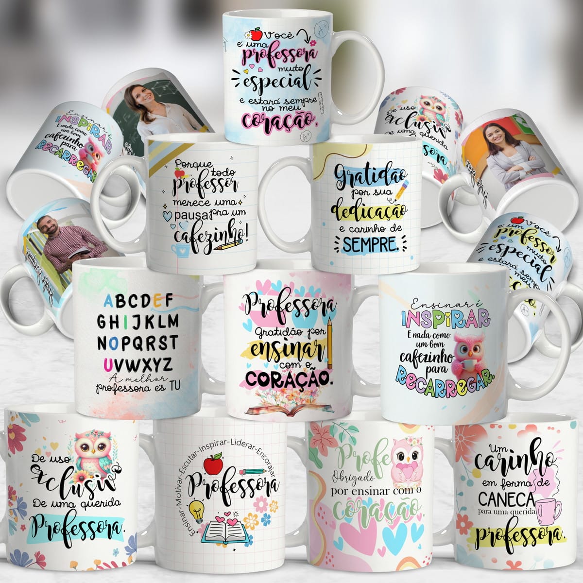 Kit de Sublimação Dia dos Professores com 40 Artes 1 Várias canecas brancas com estampas coloridas contendo frases de agradecimento para professores.