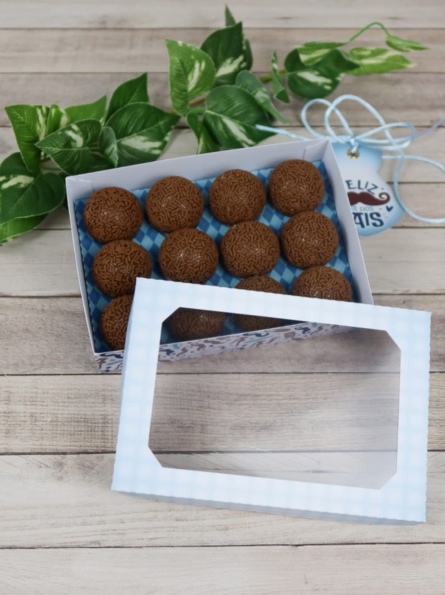 Kit Dia dos Pais Silhouette Studio para corte e edição 2 Caixa aberta com brigadeiros de chocolate granulado, tampa ao lado, fundo de madeira.