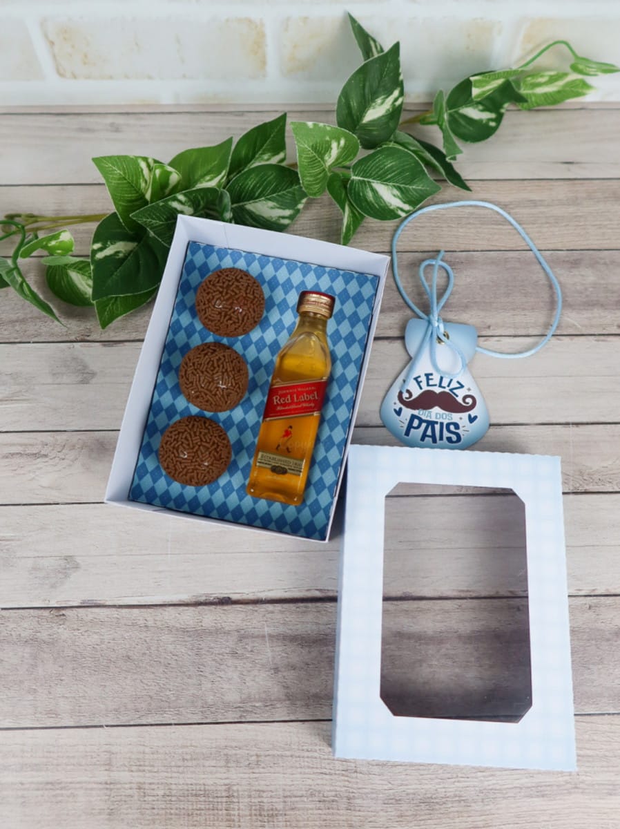 Kit Dia dos Pais Silhouette Studio para corte e edição 3 Caixa de presente com guloseimas, garrafa e tag "Feliz Dia dos Pais".