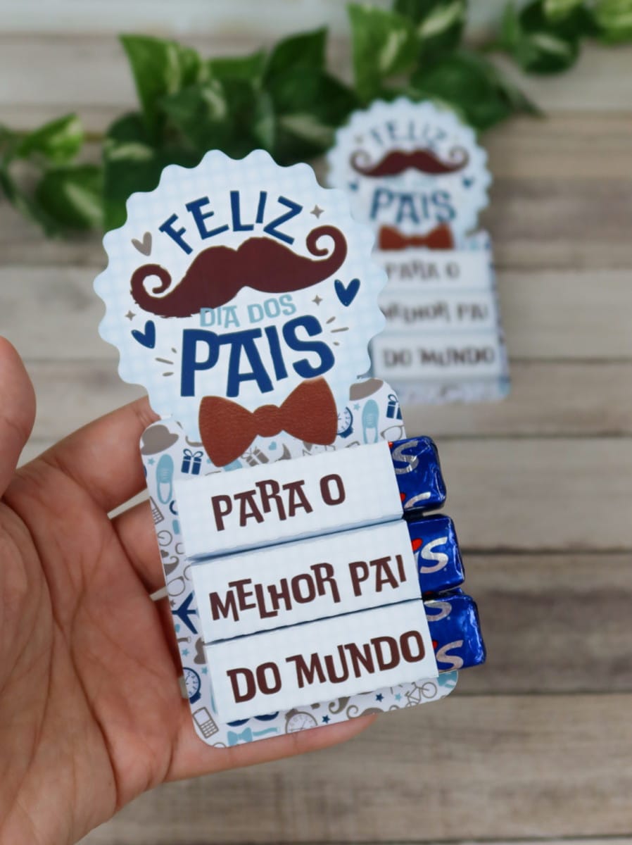 Kit Dia dos Pais Silhouette Studio para corte e edição 4 Arte digital de Dia dos Pais com bigode, laço e mensagem, segurada por uma mão.