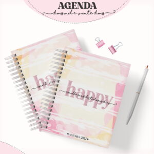 Duas agendas espiraladas com capas cor de rosa, caneta branca e clipes.