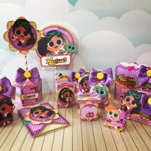 Itens de decoração para festa infantil com figuras de desenho animado e laços coloridos.