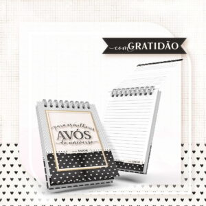 Caderno espiral com capa decorada e páginas pautadas sobre fundo branco com corações.