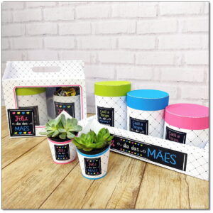 Conjunto de itens de artesanato de papel com padrões e mensagens festivas.