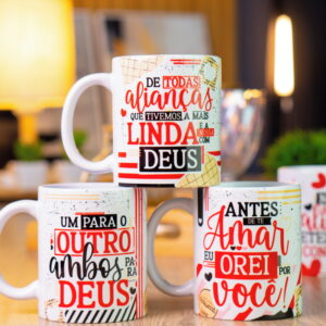 Arte digital de três canecas brancas com frases inspiradoras sobre amor e fé.