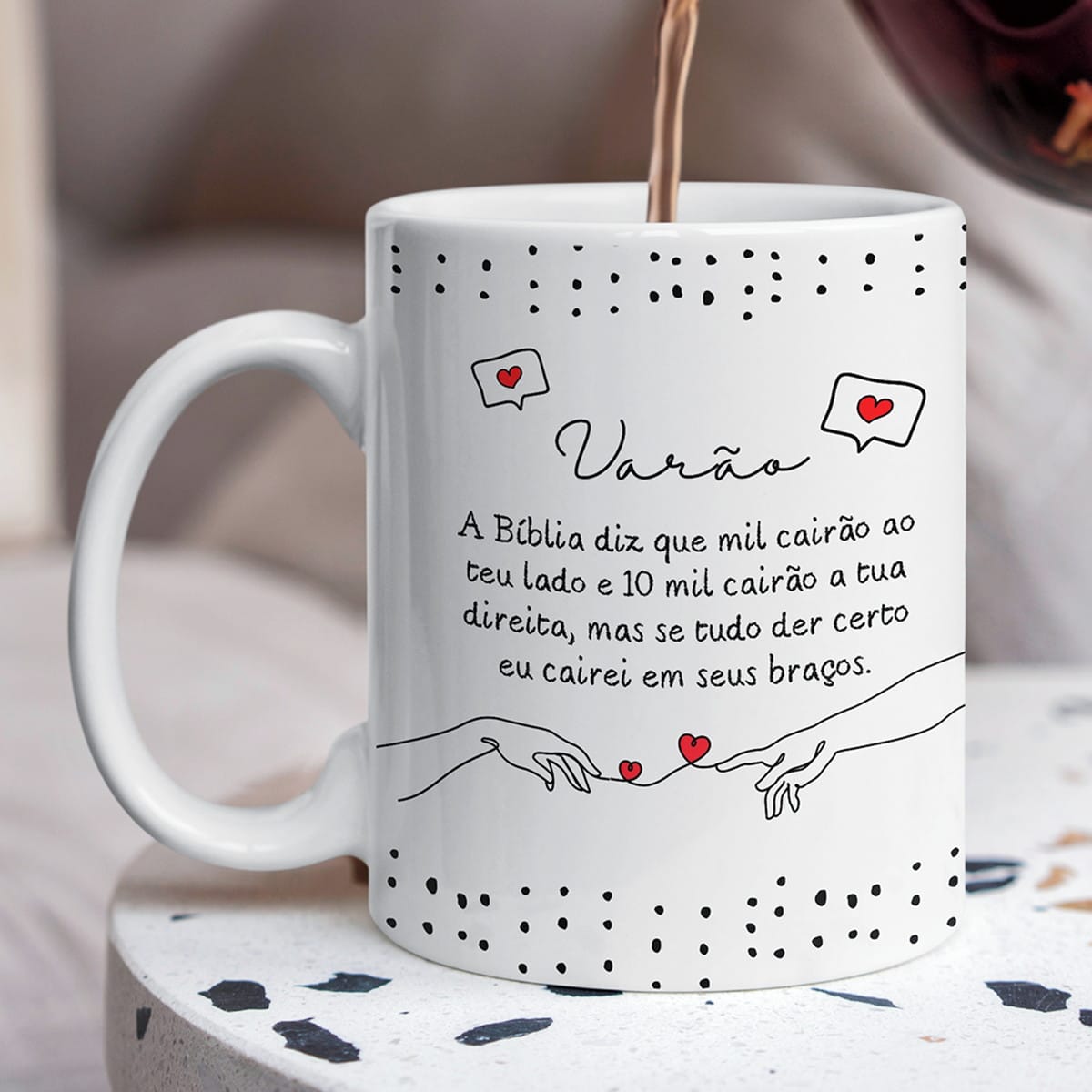 Kit Digital Cantadas de Crente para Caneca de Casal 2 Design com frase inspiradora, ilustração de mãos e corações em estilo minimalista.