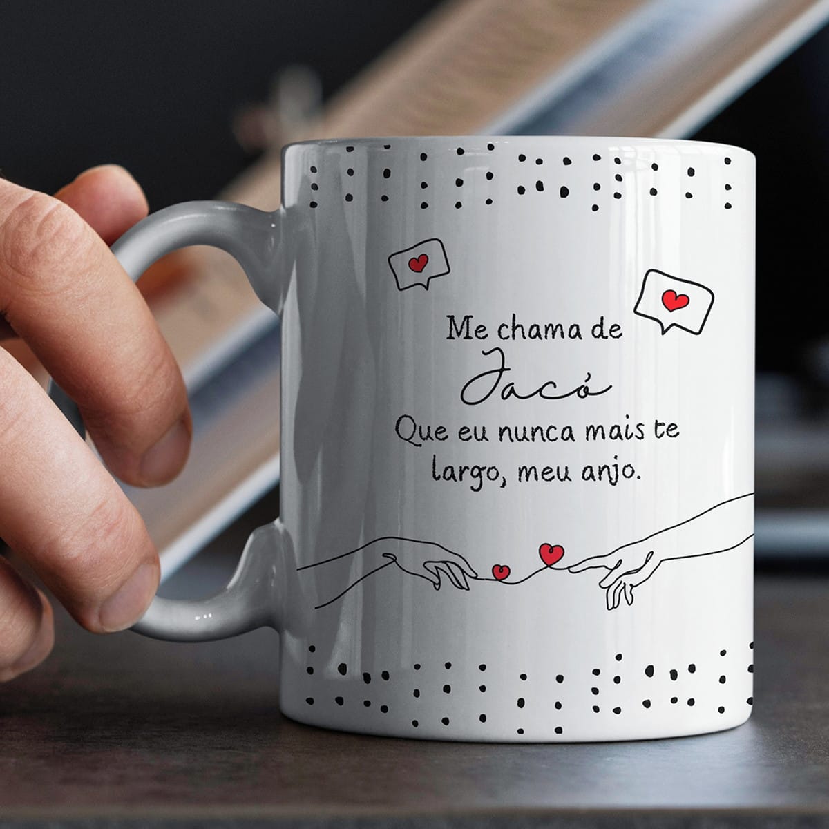 Kit Digital Cantadas de Crente para Caneca de Casal 3 Arte digital romântica com mãos, corações e frase em caneca branca.