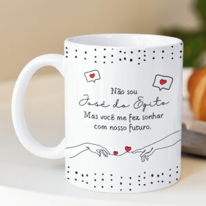 Arte digital para caneca com frase romântica e ilustração de mãos se tocando com corações.