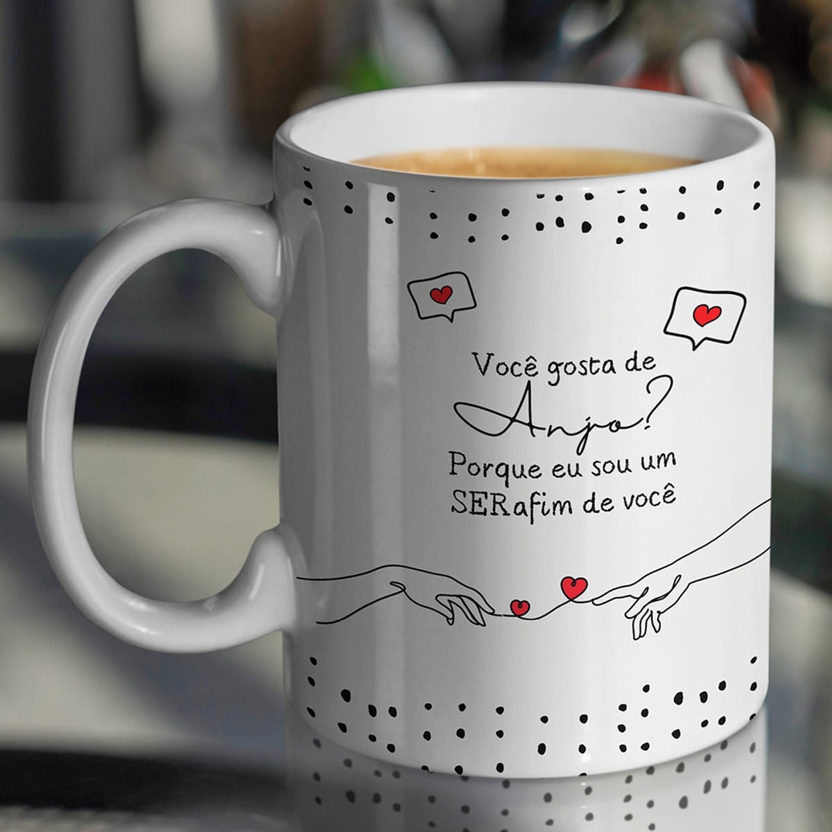 Kit Digital Cantadas de Crente para Caneca de Casal 4 Caneca branca com design de frase romântica e ilustração de mãos e corações.