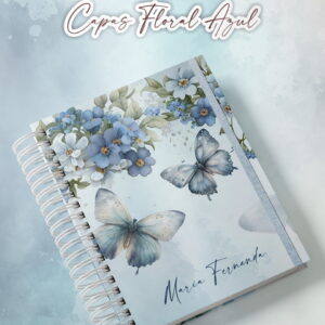 Caderno espiral com estampa de flores azuis e borboletas em fundo claro.