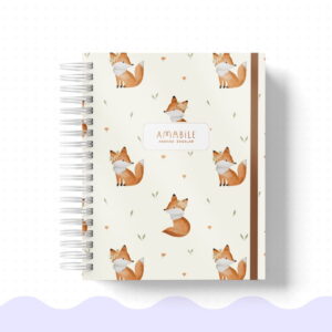 Agenda escolar digital com estampa de raposas fofas usando coroas de flores.