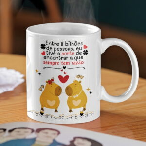 Caneca branca com arte digital de capivaras e frase romântica sobre a pessoa amada.