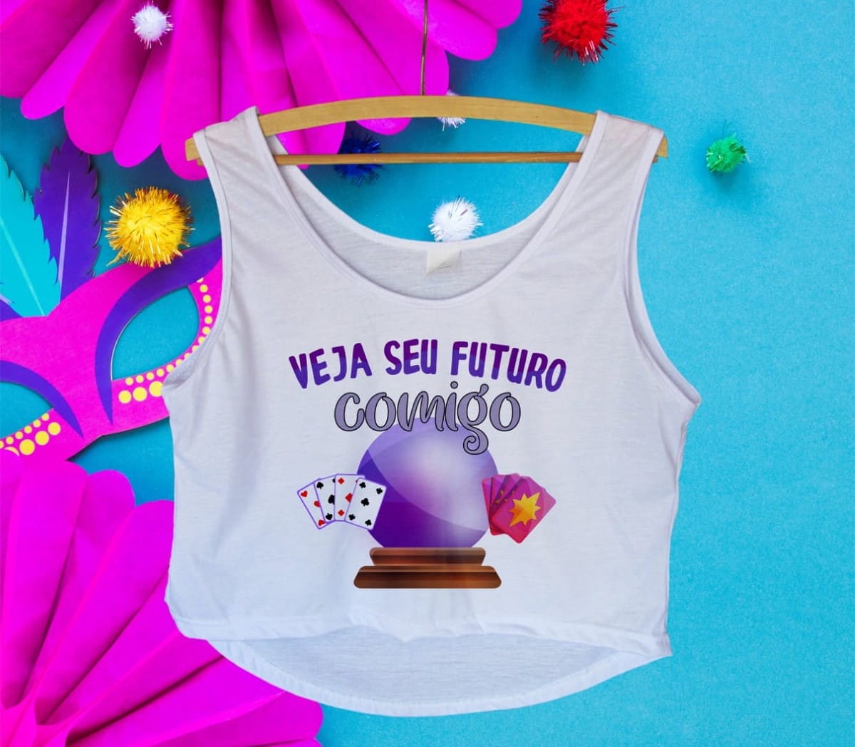 Kit Digital de Cropped Carnaval com 10 artes pin up 3 Regata branca com estampa de bola de cristal e cartas, sobre fundo festivo.