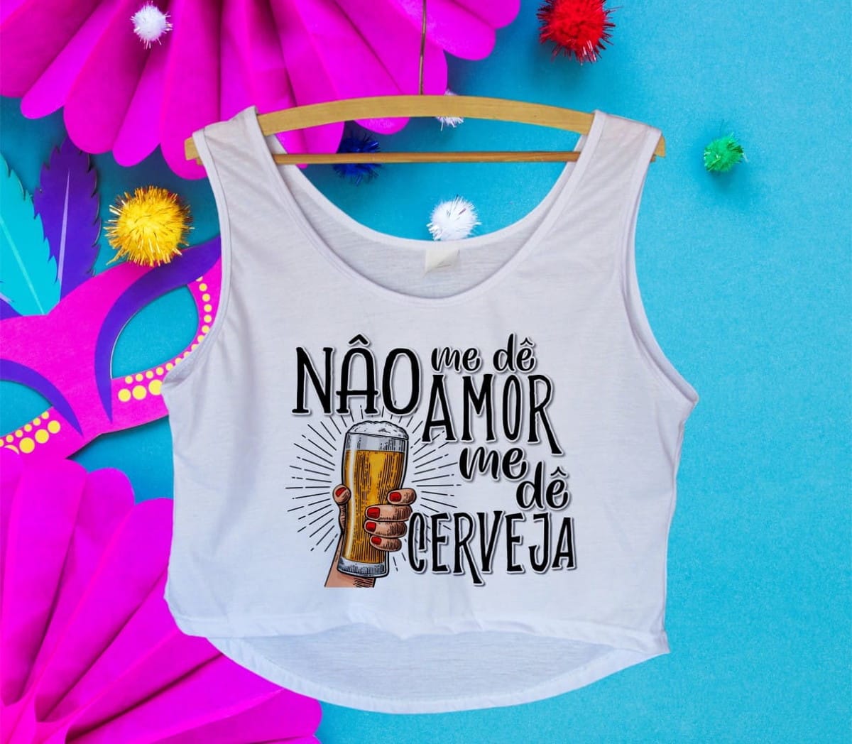 Kit Digital de Cropped Carnaval com 10 artes pin up 4 Arte digital com frase 'Não me dê amor, me dê cerveja' e ilustração.