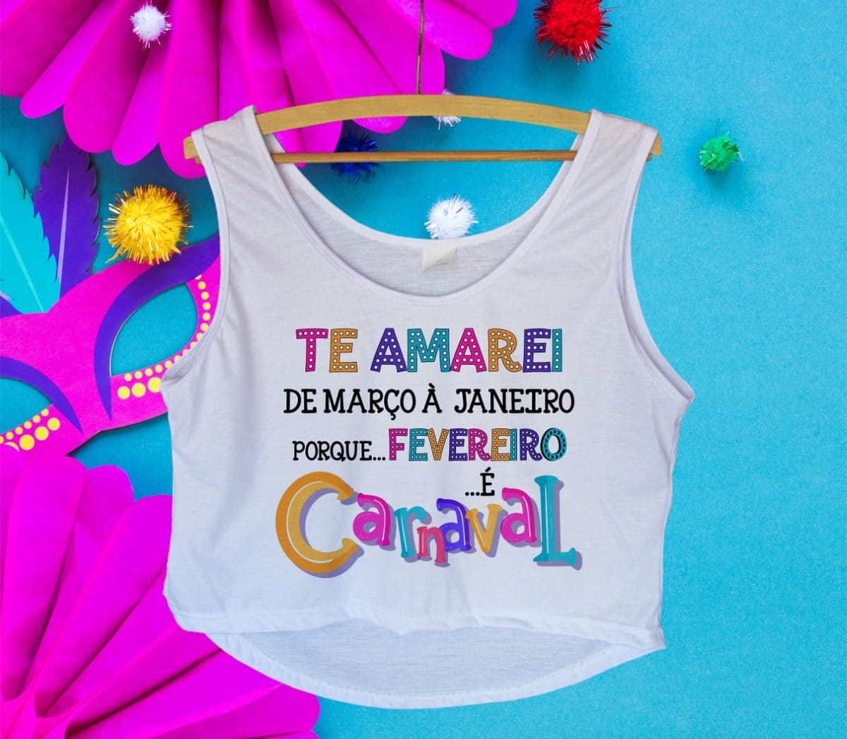 Kit Digital de Cropped Carnaval com 10 artes pin up 5 Regata branca com estampa colorida de Carnaval em fundo azul e rosa festivo.