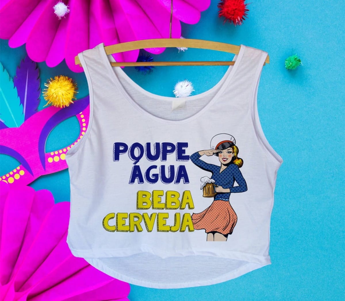 Kit Digital de Cropped Carnaval com 10 artes pin up 1 Arte digital com frase "POUPE ÁGUA BEBA CERVEJA" e ilustração de mulher estilo pop art.