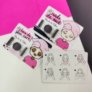 Dois cartões impressos com ilustrações de cuidados faciais e máscaras compactas embaladas.
